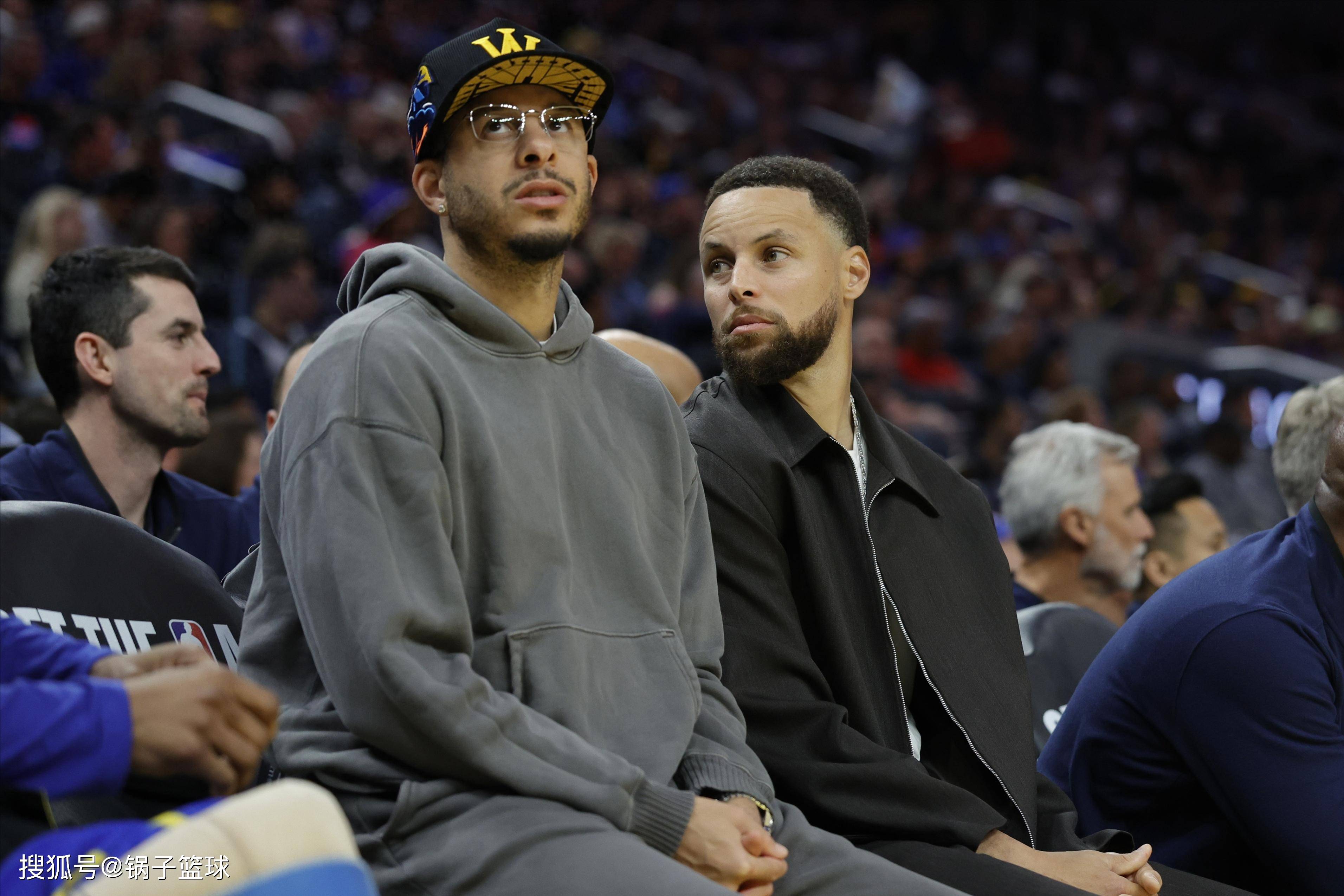 包含从深圳男篮围绕NBA季后赛战术微调到AC米兰赛前调整名单，库里连续三场比赛得分超过连败的词条